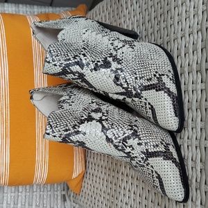 Vince Camuto snake skin booties size 7.5